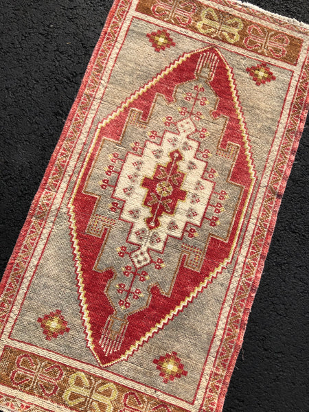 Vintage Rug 1’9x3’7 [ROSE]