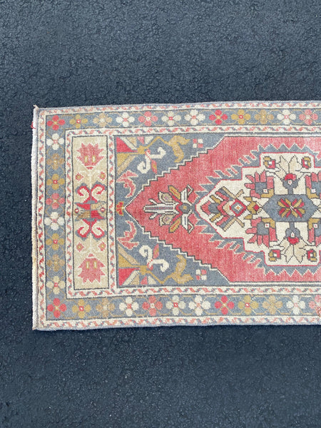 Vintage Rug 1’6x3’7 [CLEO]