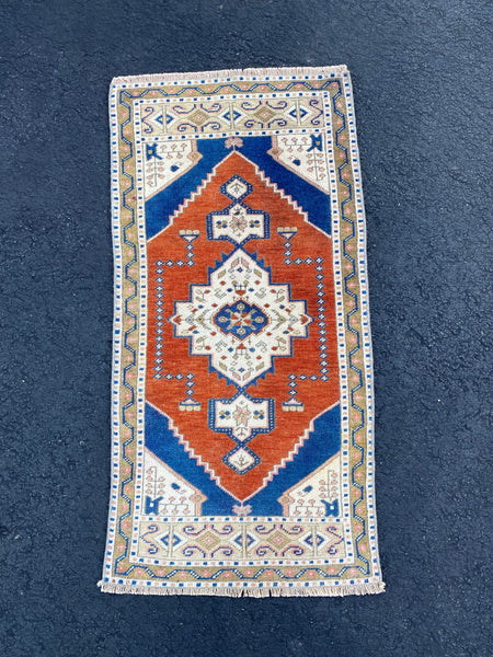 Vintage Rug 1’7x3’4 [AMBER]