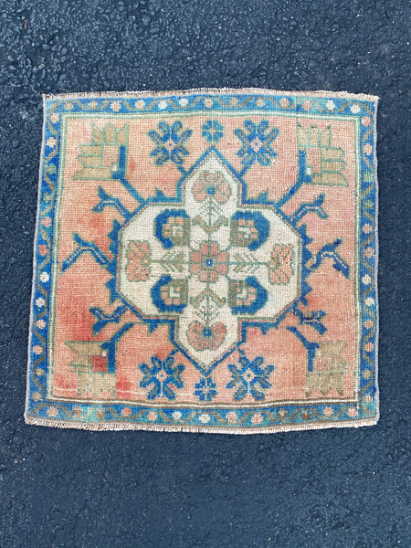 Vintage Rug 1’8x1’8 [PRIMROSE]