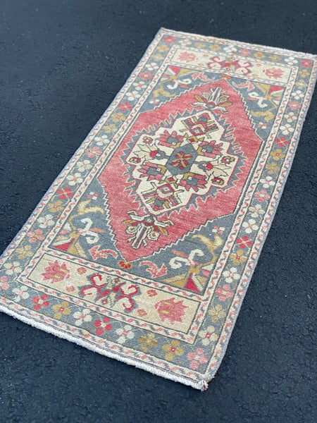 Vintage Rug 1’6x3’7 [CLEO]