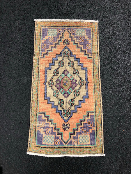 Vintage Rug 1’5x3 [MINI1]