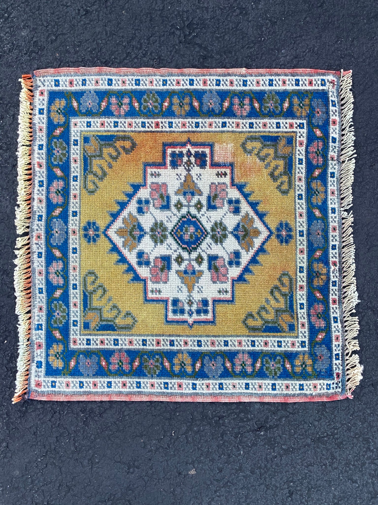 Vintage Rug 1’8x2’0 [DAWN]