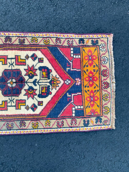 Vintage Rug 1’7x3’1 [WAVEN]