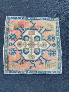 Vintage Rug 1’8x1’8 [PRIMROSE]